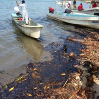Pescadores demandan que Pemex pague por contaminación en la costa tabasqueña