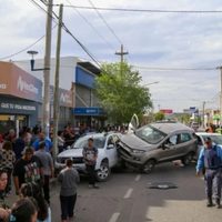 Un espectacular choque, frente a la casa velatoria de CALF, dejó varios heridos