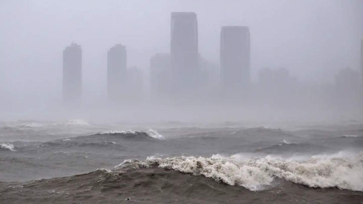 El tifón Matmo se fortalece y obliga a China a evacuar a 347 mil personas antes de tocar tierra.