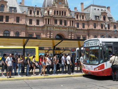 De cuánto serán los aumentos de los colectivos, las prepagas, los alquileres y las expensas a partir de agosto