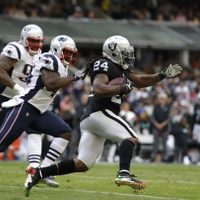 Trump pide suspender a jugador de Raiders por escuchar de pie el himno de México