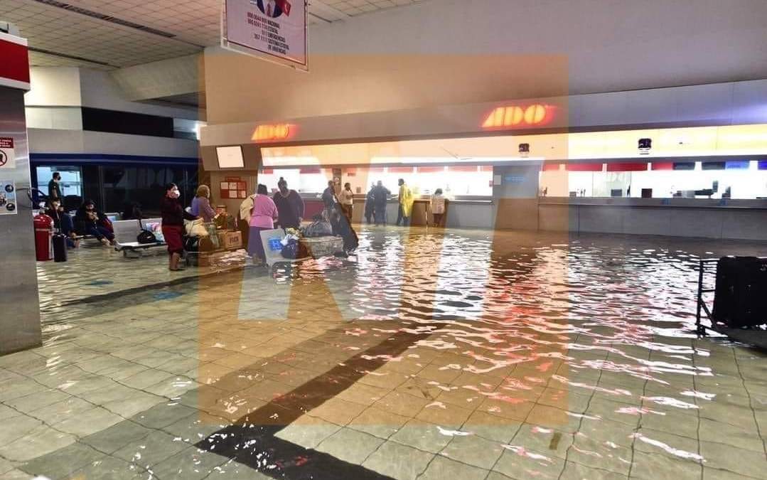 Una central camionera inundada