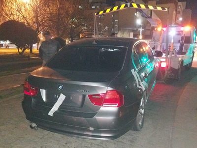 Una mujer quiso evadir un control de tránsito y atropelló a dos inspectores