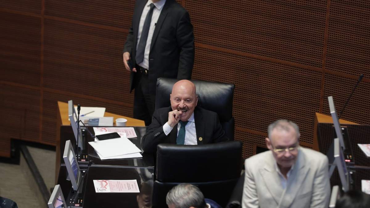 Cruz Castellanos (sentado). Aspiración frustrada para la gubernatura