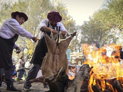Tradición, fuego y río: el pueblo de la Patagonia que celebra a lo grande la Fiesta del Jabalí al Asador