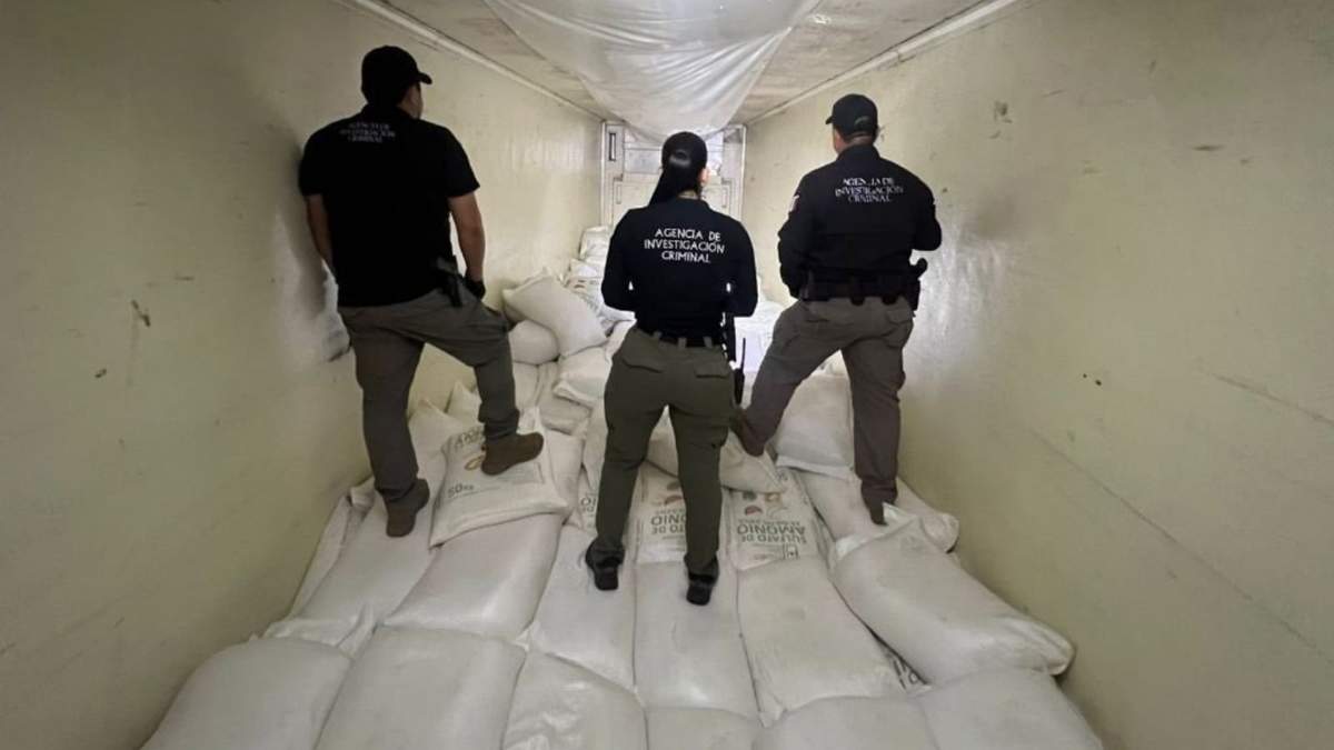Decomiso de 320 kg de metanfetamina ocultos en tractocamión Volvo con caja refrigerada