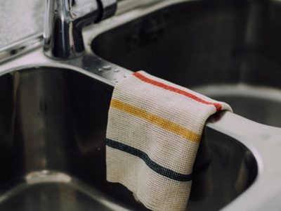 Ni bicarbonato ni lavandina: el truco para quitar toda la grasa de tus repasadores con solo 2 ingredientes