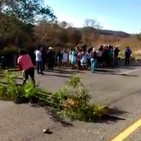 Policías antimotines liberan con violencia bloqueo de ejidatarios en carretera Campeche-Mérida