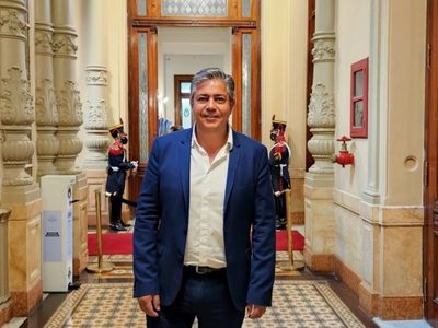 Rolando Figueroa consiguió el apoyo de un nuevo partido político