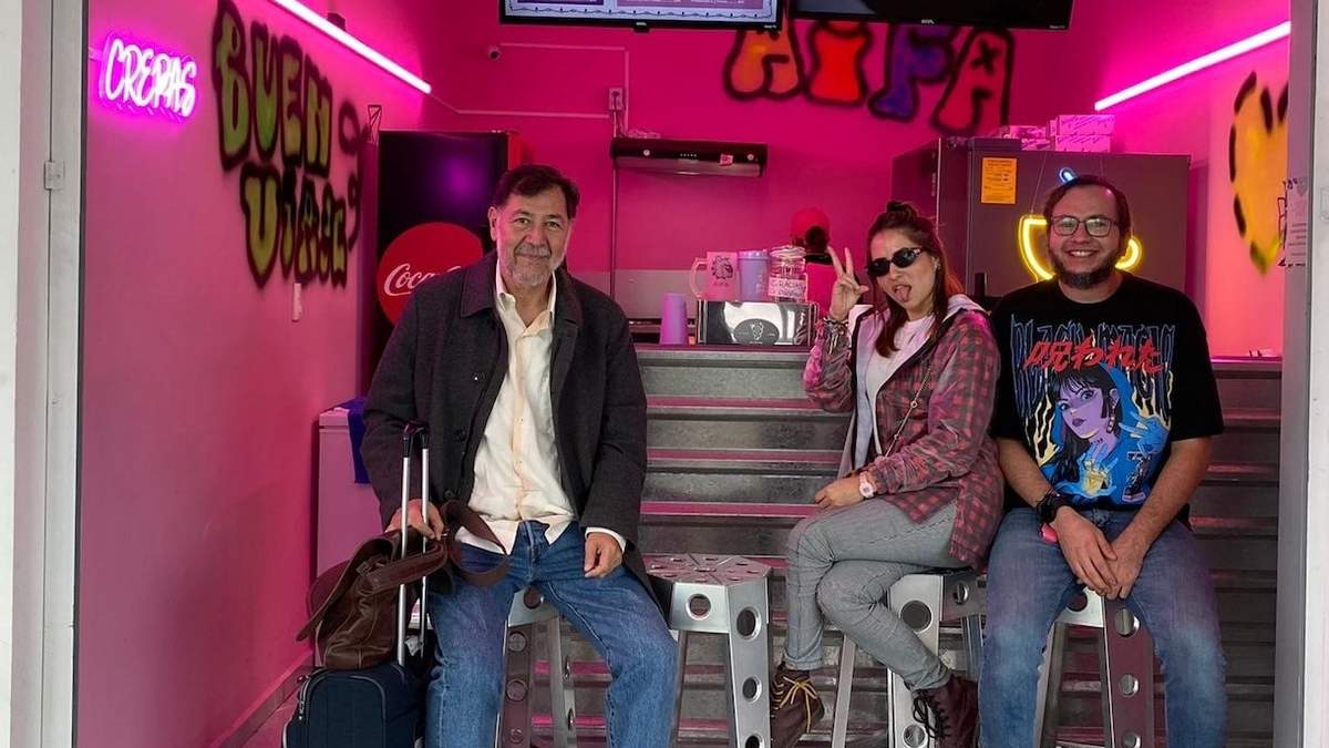 Gerardo Fernández Noroña (izquierda), en un local de crepas dentro del AIFA