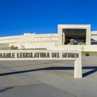 Neuquén busca impedir el remate de centros de salud en crisis
