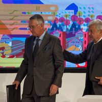 López Obrador visita TV Azteca; defiende consejo de empresarios