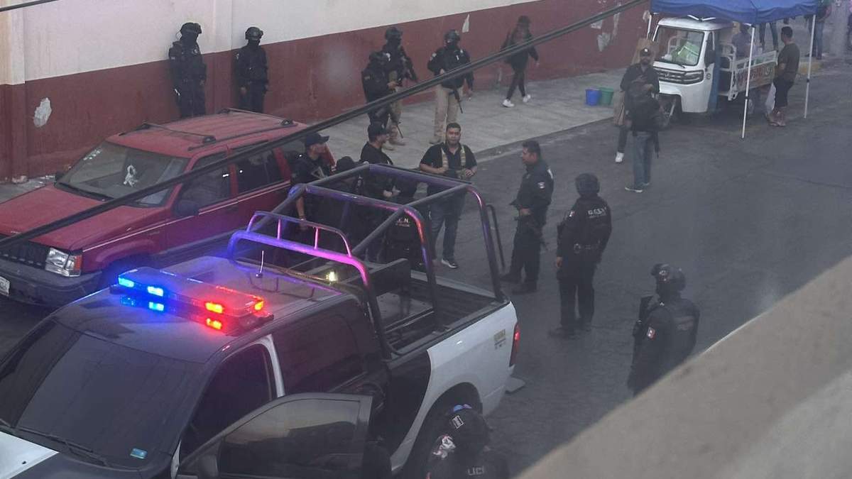 Al menos veinte policías de diferentes corporaciones rodean el hotel y calles circundantes de donde se hospedaba la familia