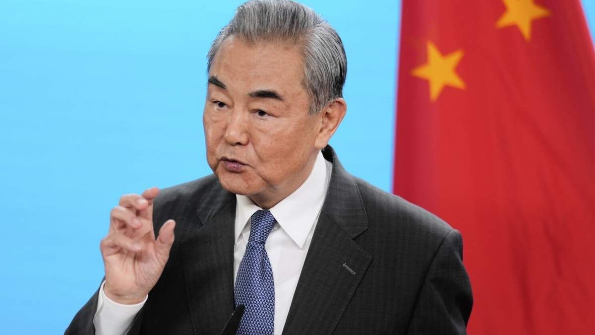 El ministro de Relaciones Exteriores de China, Wang Yi, informa a los medios en Berlín, Alemania