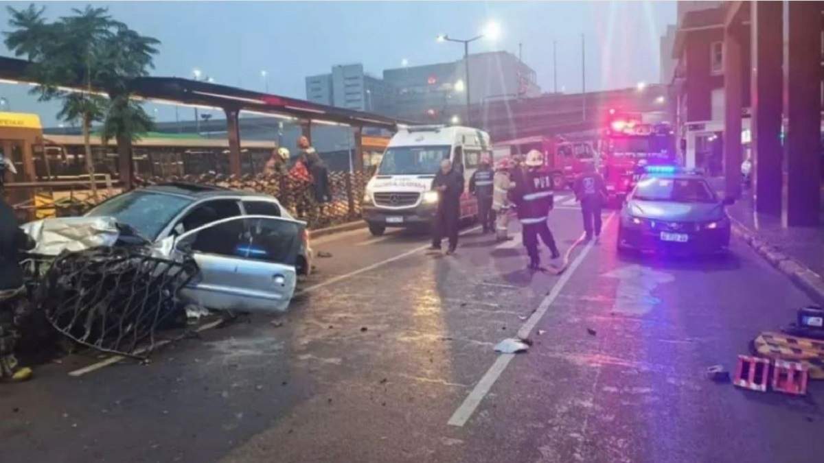 El vehículo chocó contra el Metrobús y atropelló a una mujer de 23 años que esperaba el colectivo. Fuente: (Mejor Informado)