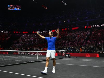 Entre lágrimas y el respeto del mundo del tenis, Federer dice adiós