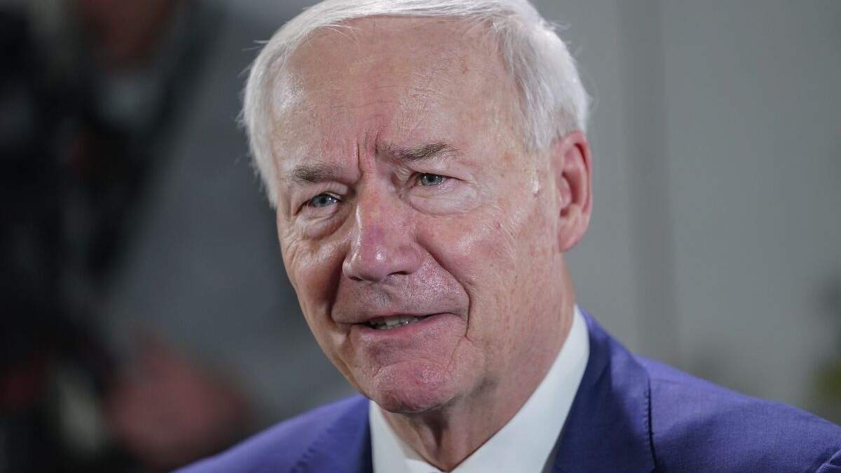 El gobernador de Arkansas Asa Hutchinson en entrevista con la AP el 13 de diciembre de 2022 en Washington