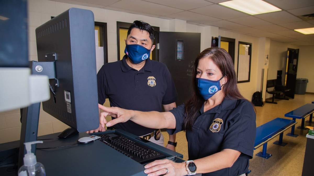 Agentes del Servicio de Control de Inmigración y Aduanas (ICE, por sus siglas en inglés) de Estados Unidos