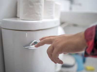 Sin químicos agresivos: el secreto para dejar el tanque del inodoro impecable en menos de 5 minutos