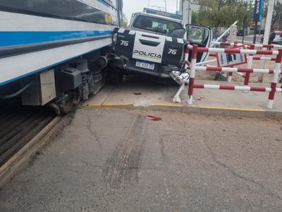 El Tren del Valle chocó a un móvil de la policía de Neuquén