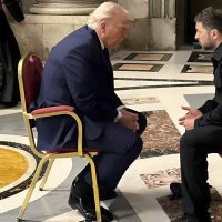 Donald Trump y Volodímir Zelenski se reunieron en pleno Vaticano, mientras buscan la paz en Europa