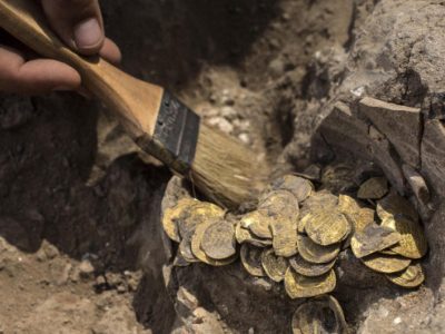 Descubren en Inglaterra un tesoro de monedas medievales oculto por siglos: ¿por qué lo enterraron?