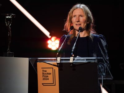 La novela 'Orbital' de la escritora británica Samantha Harvey gana el Premio Booker de ficción