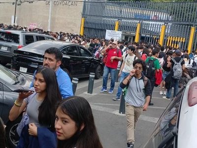 Otro desalojo en la UNAM, ahora en la Prepa 6, por supuesto artefacto explosivo