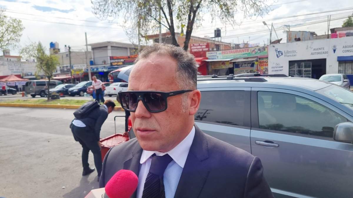 Miguel Ontiveros, abogado de Emilio Lozoya, antes de entrar a la audiencia en el Centro de Justicia Penal Federal del Reclusorio Norte