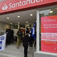 Protestas contra el Banco Santander por despidos masivos y cierre de tres sucursales en Neuquén