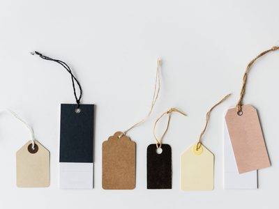 No las tires: así podés reciclar las etiquetas de la ropa nueva de forma fácil para decorar cualquier objeto