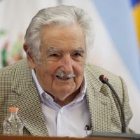 'El siglo que viene nos agarrará unidos o vencidos”: Mujica en la SRE