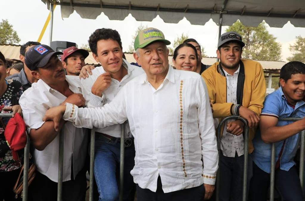 López Obrador con gente de Sinaloa