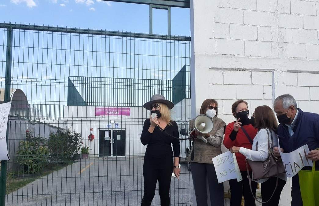 Protesta afuera del DIF Fabriles, en Monterrey, NL, por la muerte de un menor
