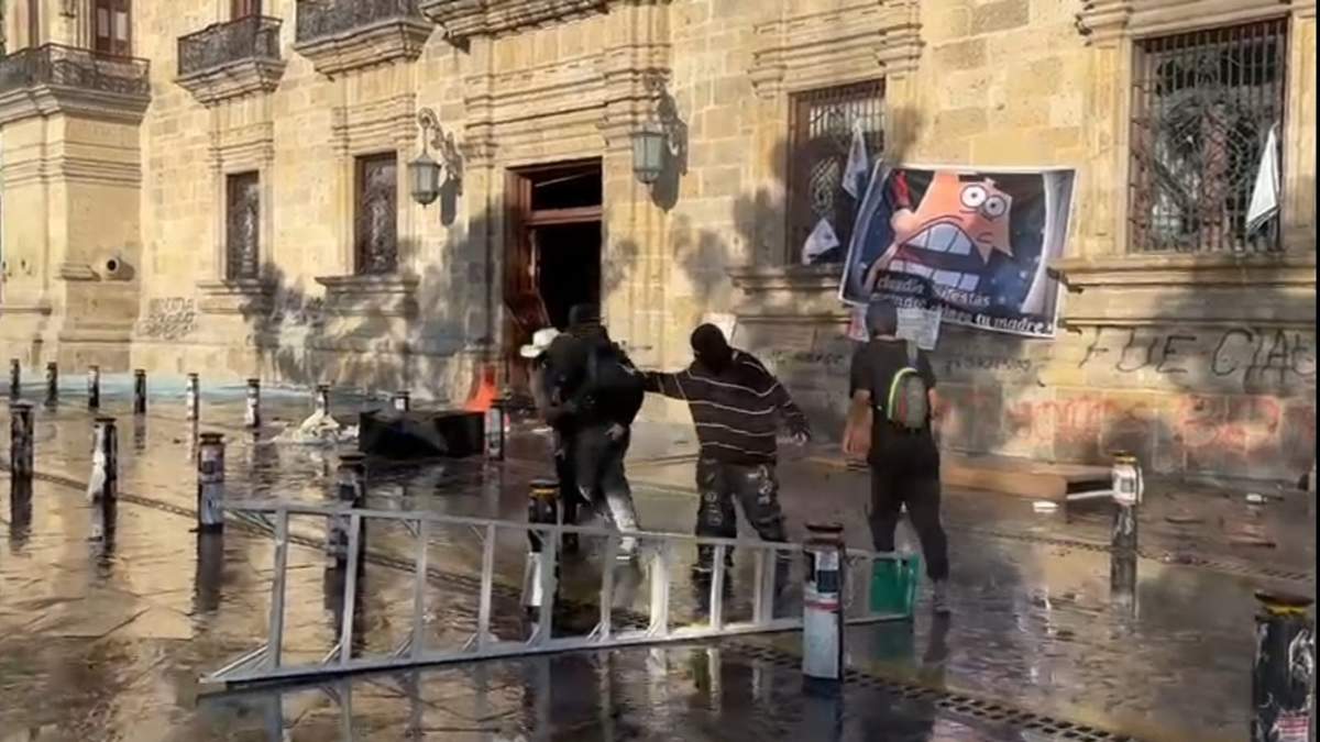 Manifestación de Generación Z en Guadalajara terminó en disturbios y ataque al Palacio de Gobierno