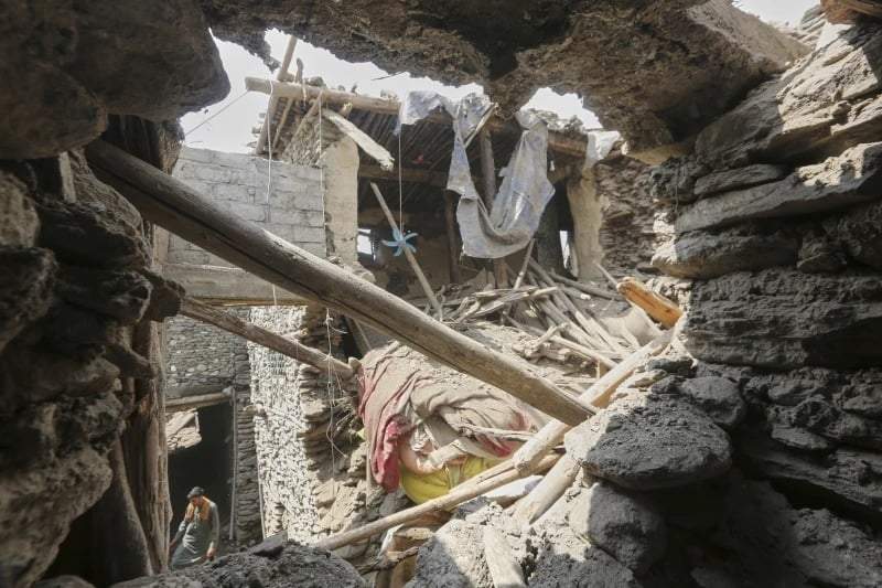 Un residente local camina por una casa parcialmente derrumbada en una zona devastada por el potente terremoto de magnitud 6.0 del domingo en Dara Noor, provincia de Kunar, el martes 2 de septiembre de 2025.