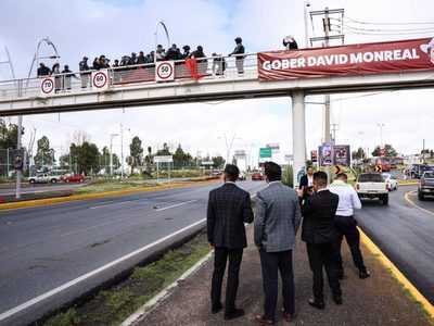 Policías reprimen manifestación para visibilizar desapariciones durante informe de David Monreal