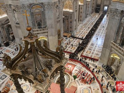 Casi 40 mil personas le han rendido homenaje a Benedicto XVI