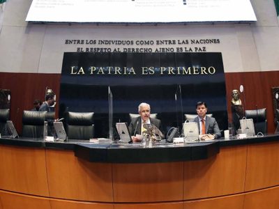 Senadoras se suman al "día sin mujeres" y se pospone la sesión