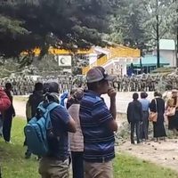 Pobladores de Teopisca retienen a funcionarios y militares en enfrentamiento por bloqueos carretero
