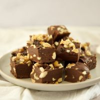 Turrón de chocolate y pasas: con solo 3 ingredientes, preparate para picar el postre más rico en Fin de Año