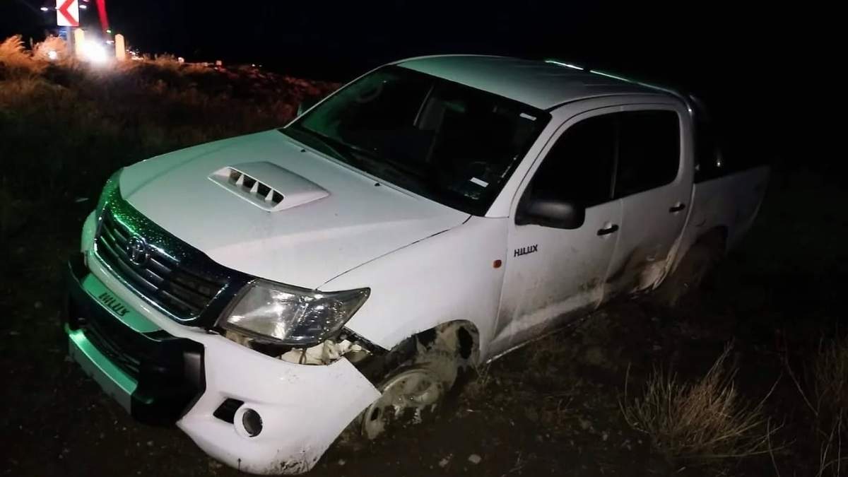 Una Toyota Hilux despistada en la ruta 237. Fuente: (Bomberos Voluntarios de Piedra de Águila)