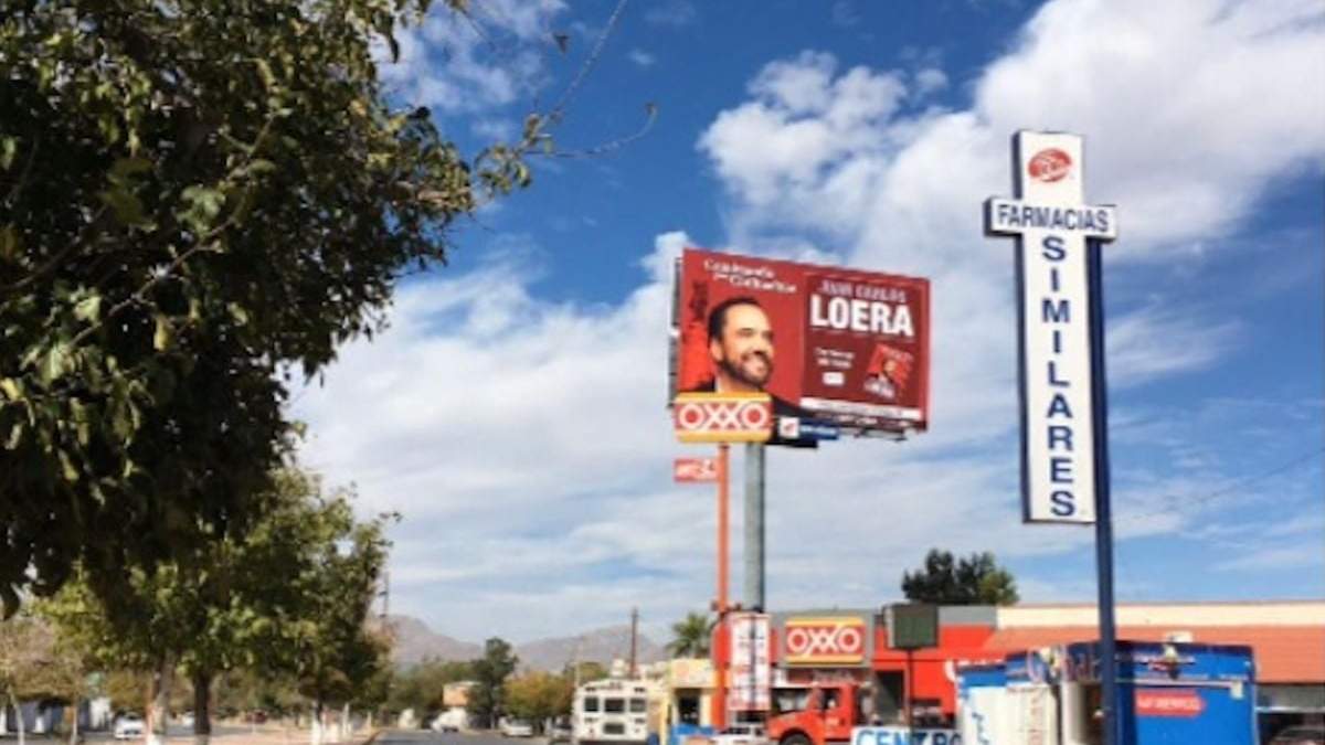 Uno de los varios espectaculares con el rostro del exsuperdelegado Juan Carlos Loera de la Rosa en Chihuahua