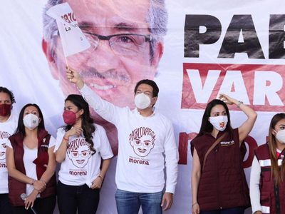 Mario Delgado pide bajar espectaculares; lanza campaña por teléfono