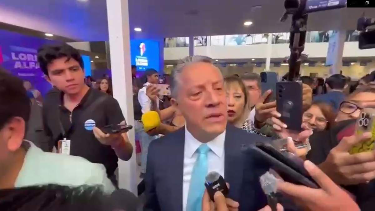 Fiscal de Jalisco propina manotazo a reportero que preguntó por uso de instalaciones de la FGE para realizar fiesta patria