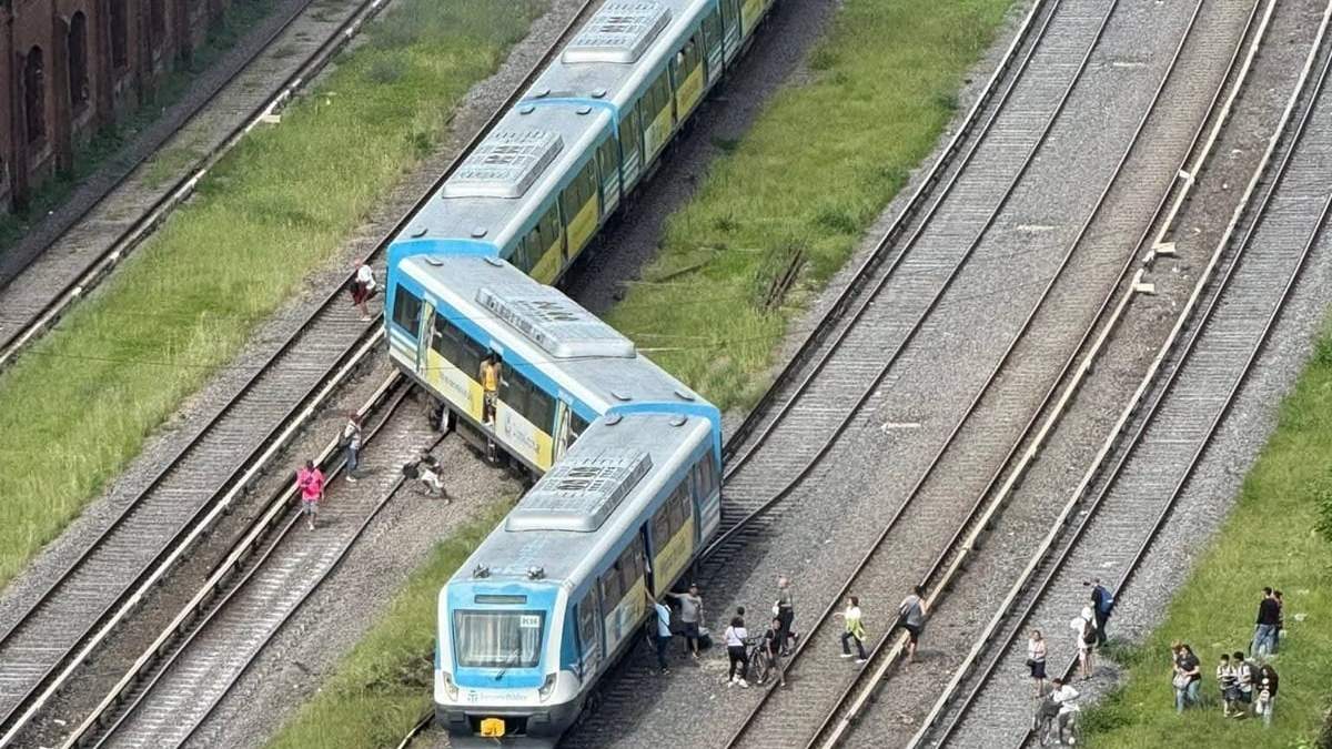 Una formación del Tren Sarmiento descarrilló en Liniers y hay 20 pasajeros heridos.