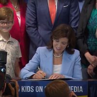 Nueva York aprueba proyecto de ley que limita feeds "adictivos" para niños en redes sociales
