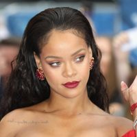 ¡De fiesta! Rihanna se toma unos shots para promocionar su maquillaje. ¡Mirá el video!