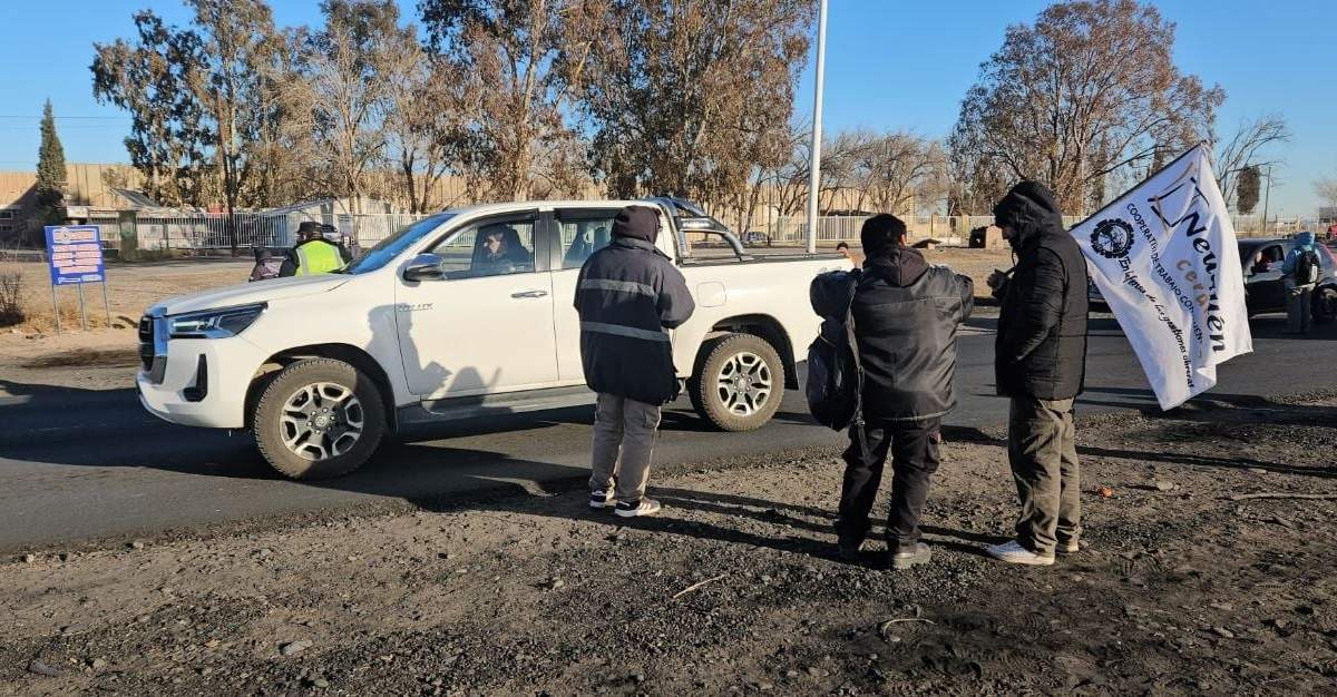 Trabajadores de Cerámica Neuquén y de la ex Zanón realizaron una volanteada para informar sobre el plan de reconversión de las fábricas. Fuente: (Javier Manzano)