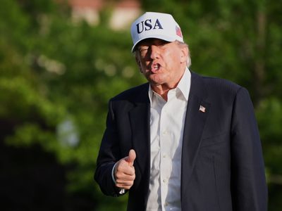 Trump anuncia suspensión de ataques contra Irán "previstos para mañana" a petición de aliados árabes